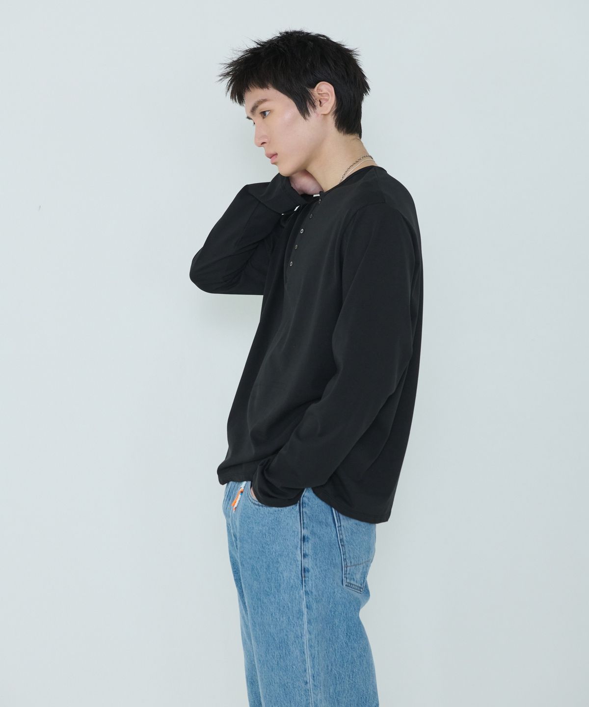 더씽인데어데어(THE THING IN THEIR THERE) Henley Long Sleeve T-Shirt Black