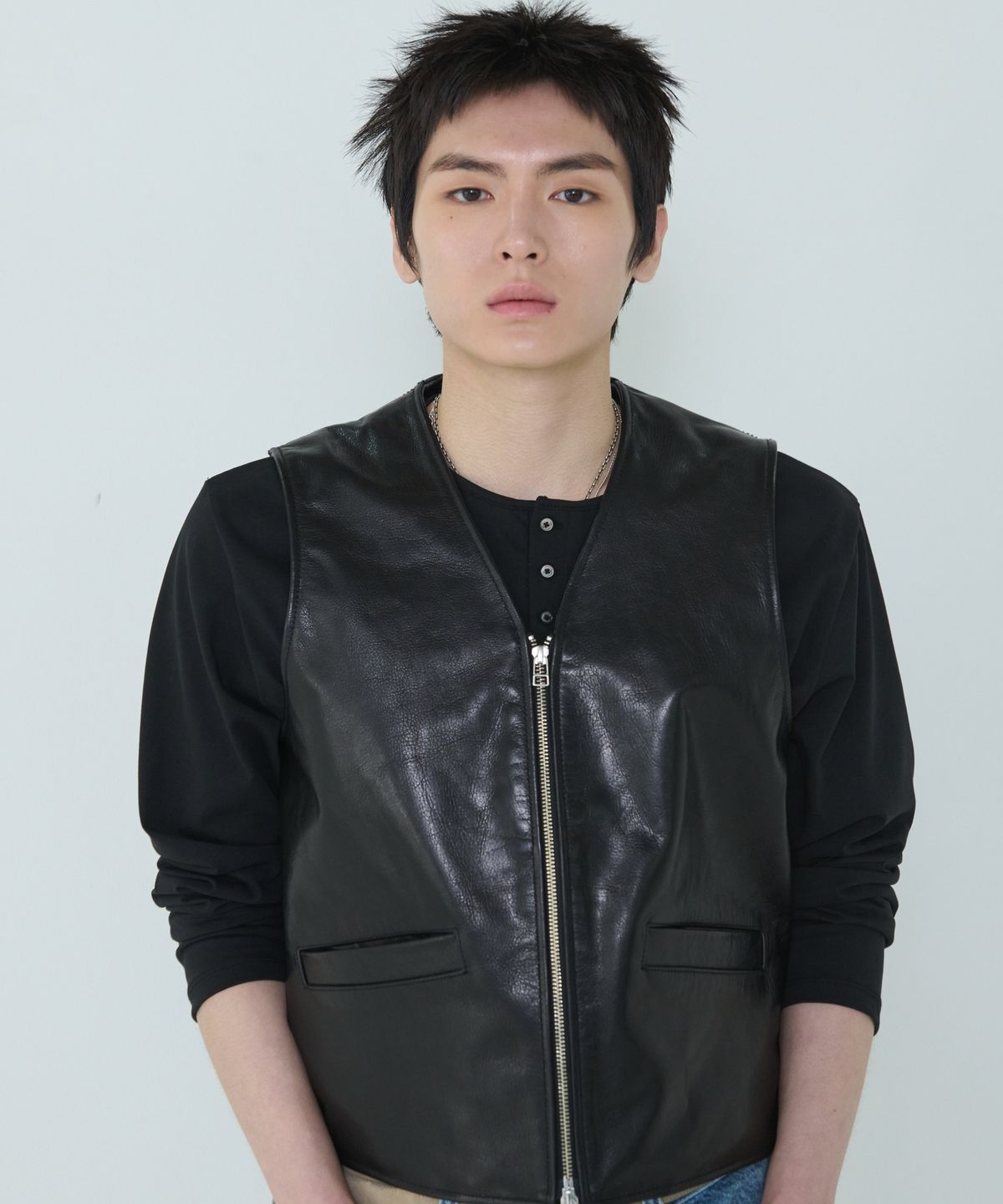 더씽인데어데어(THE THING IN THEIR THERE) Henley Long Sleeve T-Shirt Black
