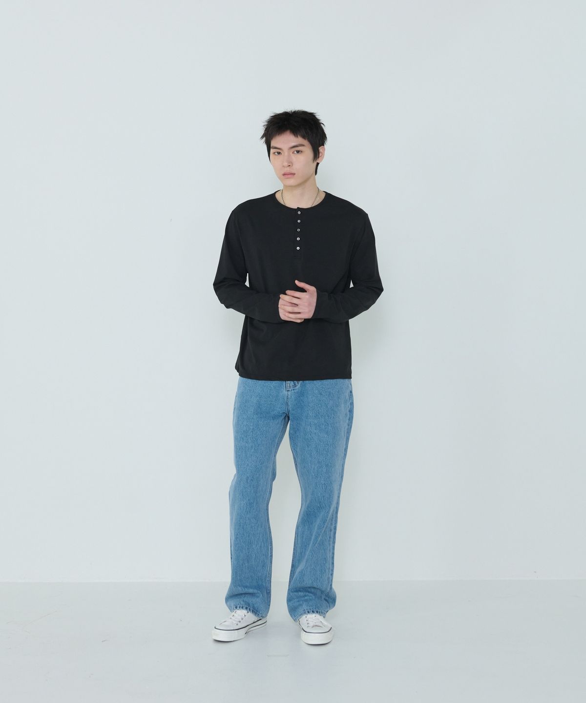 더씽인데어데어(THE THING IN THEIR THERE) Henley Long Sleeve T-Shirt Black