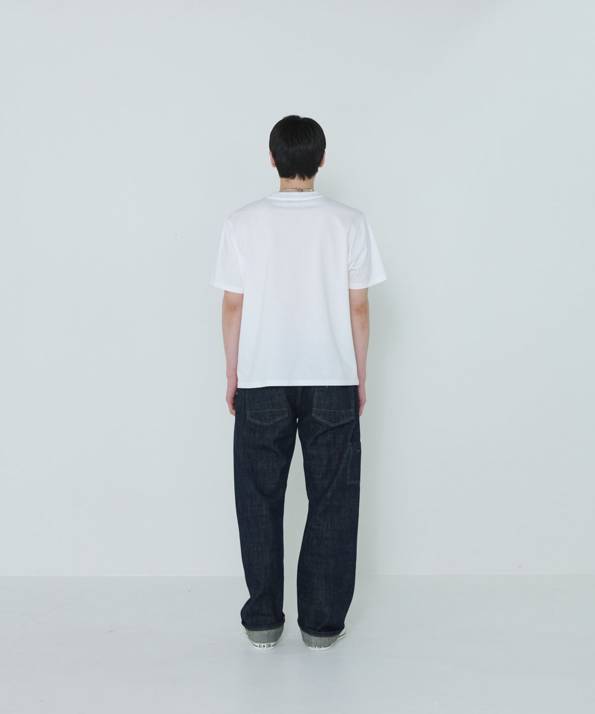 더씽인데어데어(THE THING IN THEIR THERE) Standard Crew Neck T-Shirt O/White