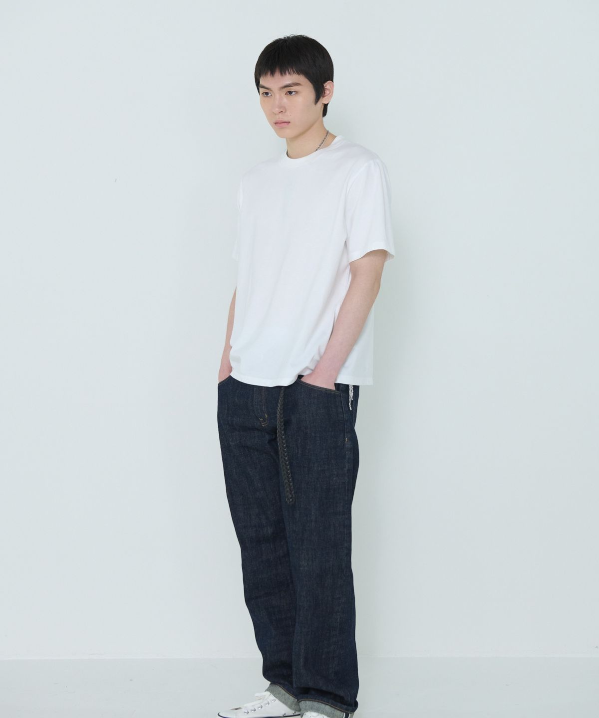 더씽인데어데어(THE THING IN THEIR THERE) Standard Crew Neck T-Shirt O/White