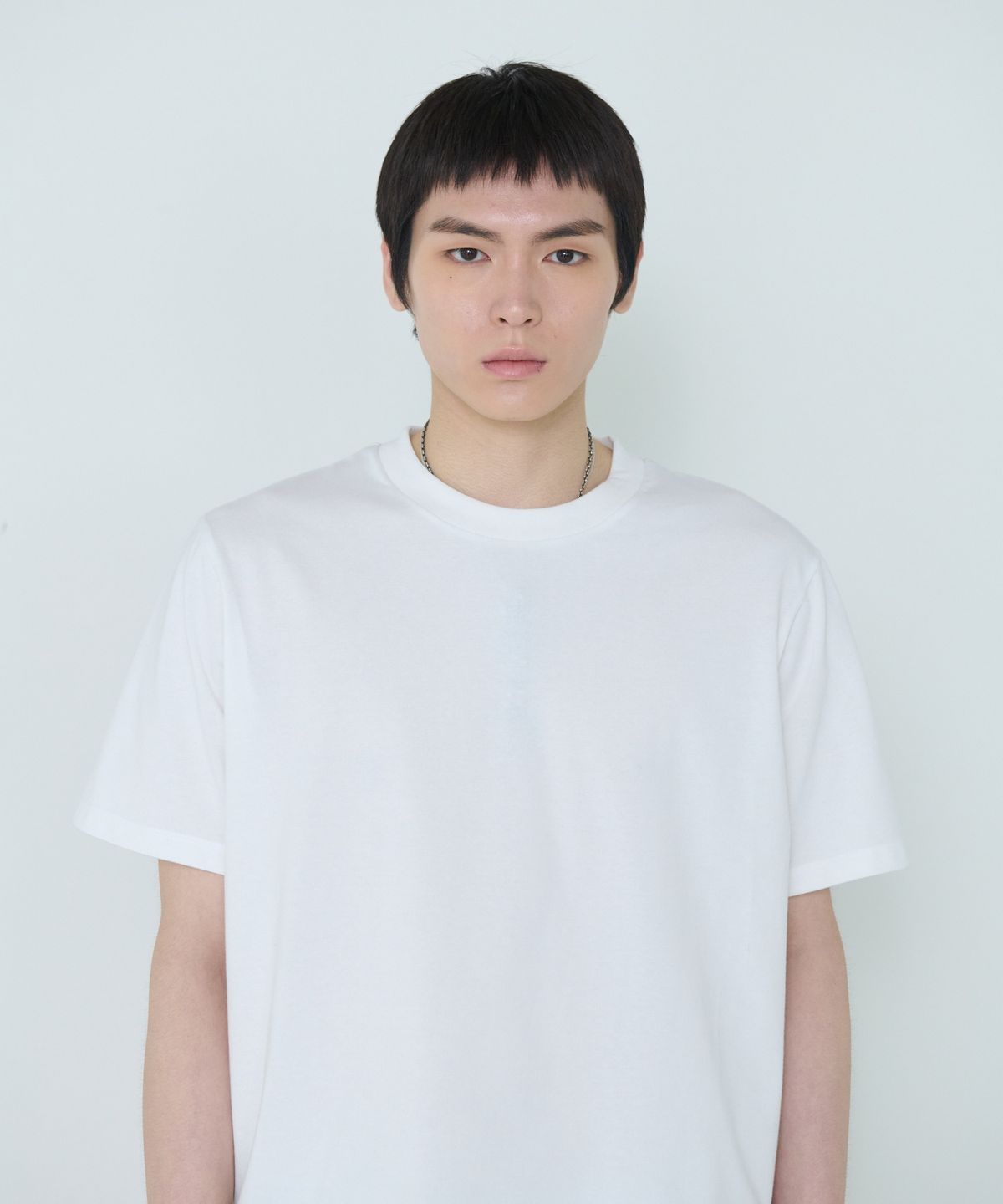 더씽인데어데어(THE THING IN THEIR THERE) Standard Crew Neck T-Shirt O/White