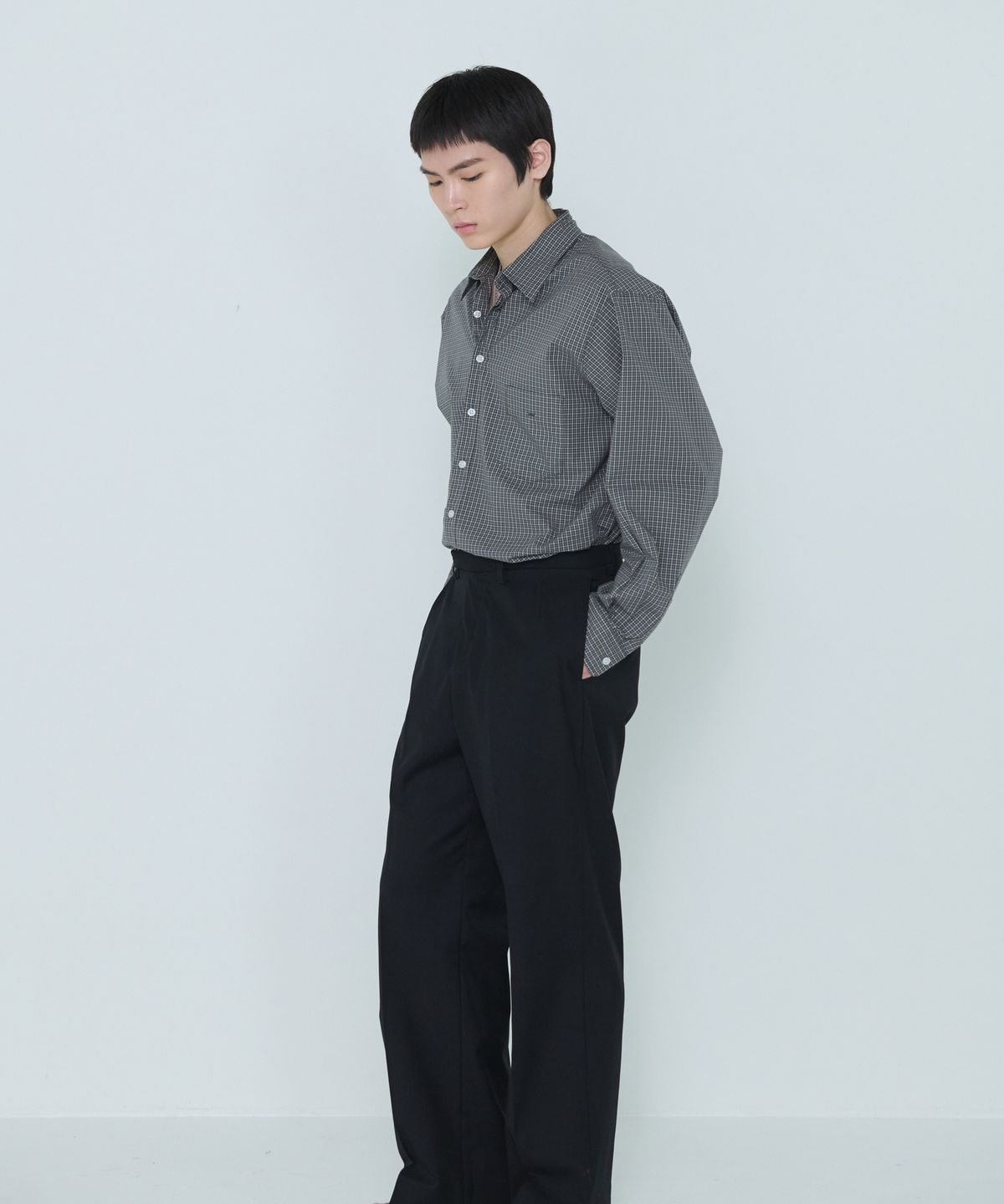 더씽인데어데어(THE THING IN THEIR THERE) Refine Black Straight Wide Slacks Black