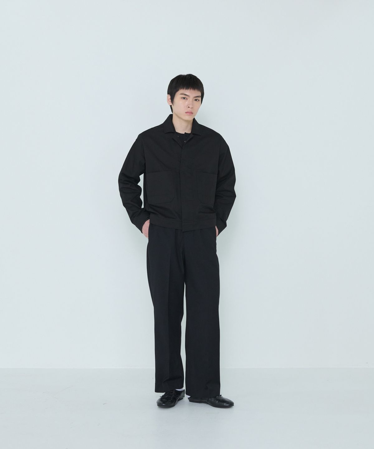 더씽인데어데어(THE THING IN THEIR THERE) Refine Black Straight Wide Slacks Black