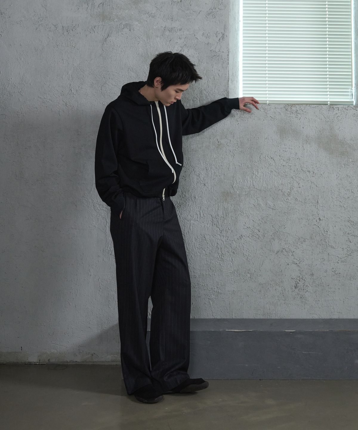 더씽인데어데어(THE THING IN THEIR THERE) Fine Pinstripe Straight Wide Slacks Black