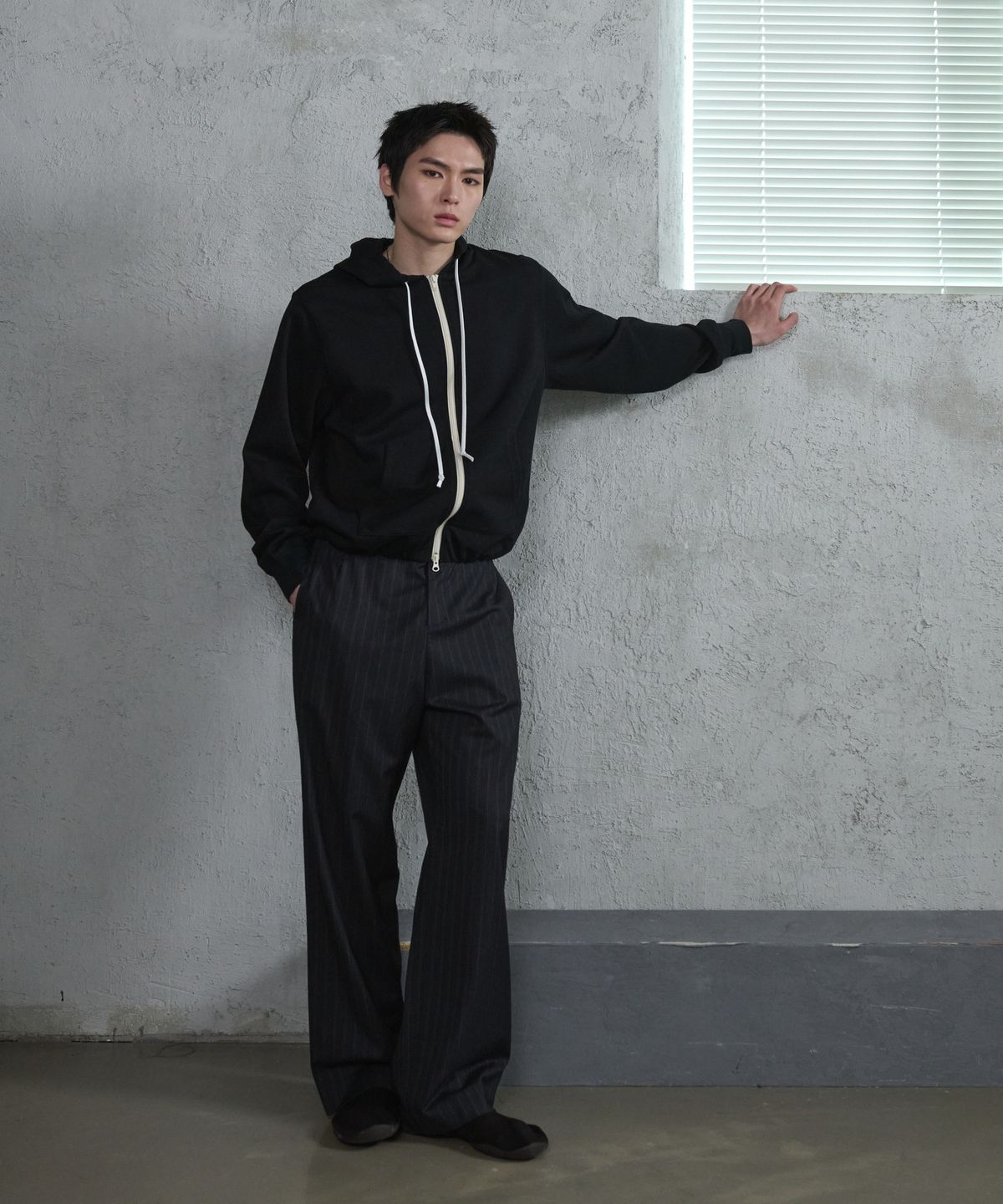 더씽인데어데어(THE THING IN THEIR THERE) Fine Pinstripe Straight Wide Slacks Black