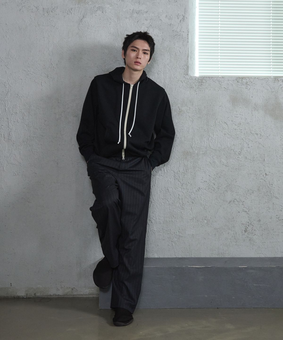 더씽인데어데어(THE THING IN THEIR THERE) Fine Pinstripe Straight Wide Slacks Black