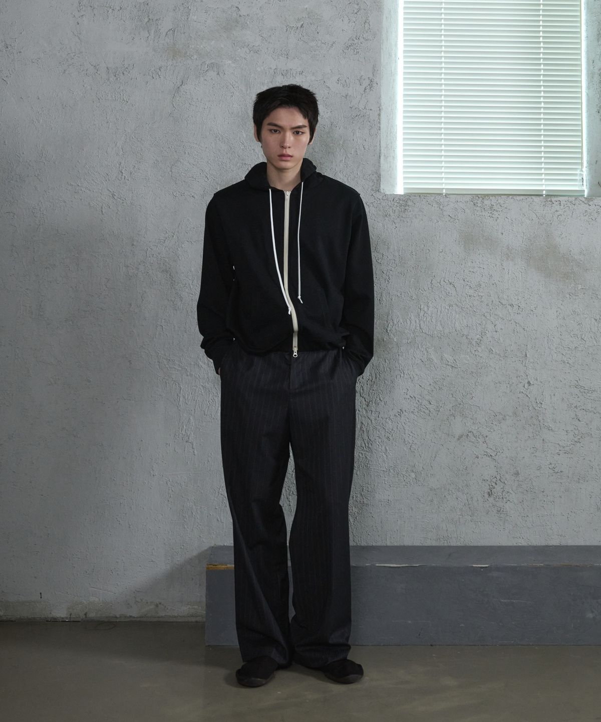 더씽인데어데어(THE THING IN THEIR THERE) Fine Pinstripe Straight Wide Slacks Black