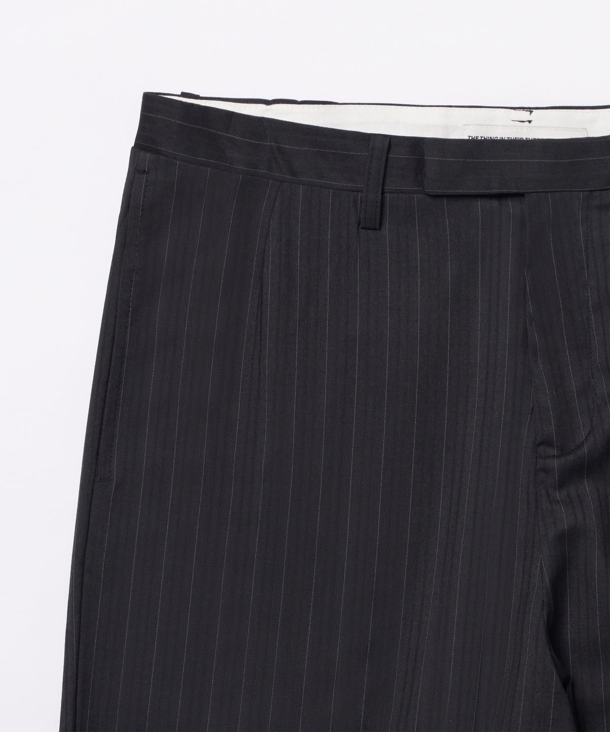 더씽인데어데어(THE THING IN THEIR THERE) Fine Pinstripe Straight Wide Slacks Black