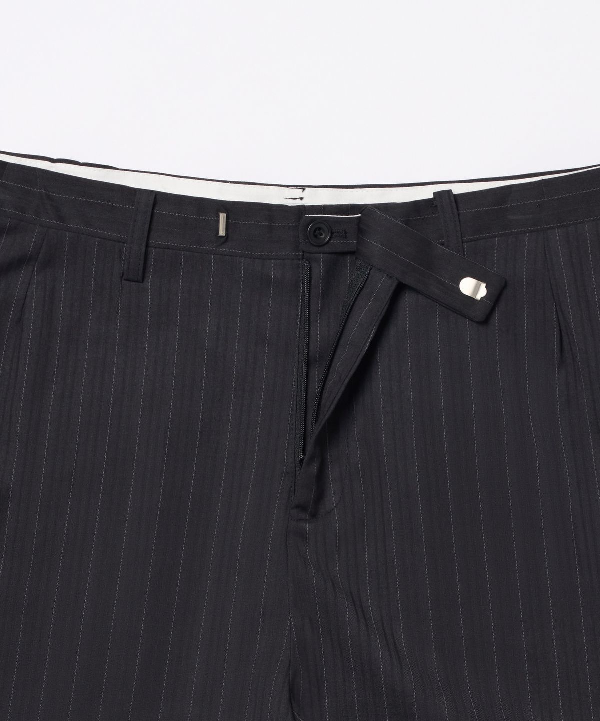 더씽인데어데어(THE THING IN THEIR THERE) Fine Pinstripe Straight Wide Slacks Black