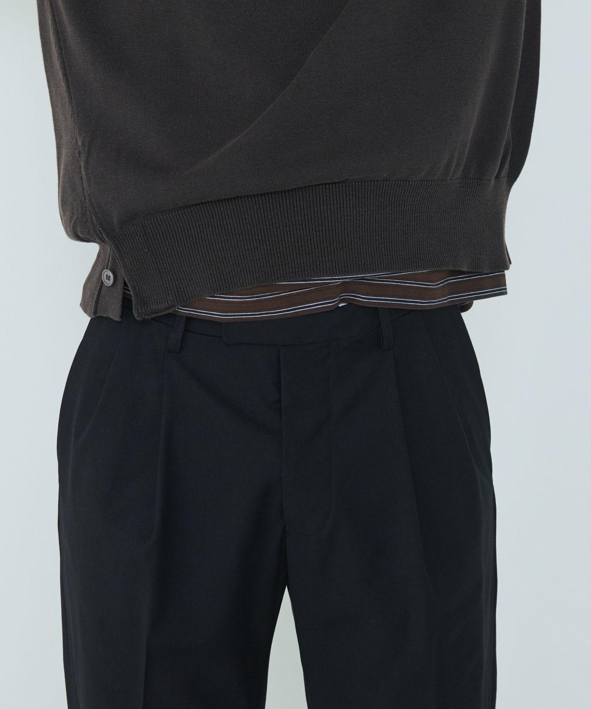 더씽인데어데어(THE THING IN THEIR THERE) Refine Black Slacks Black