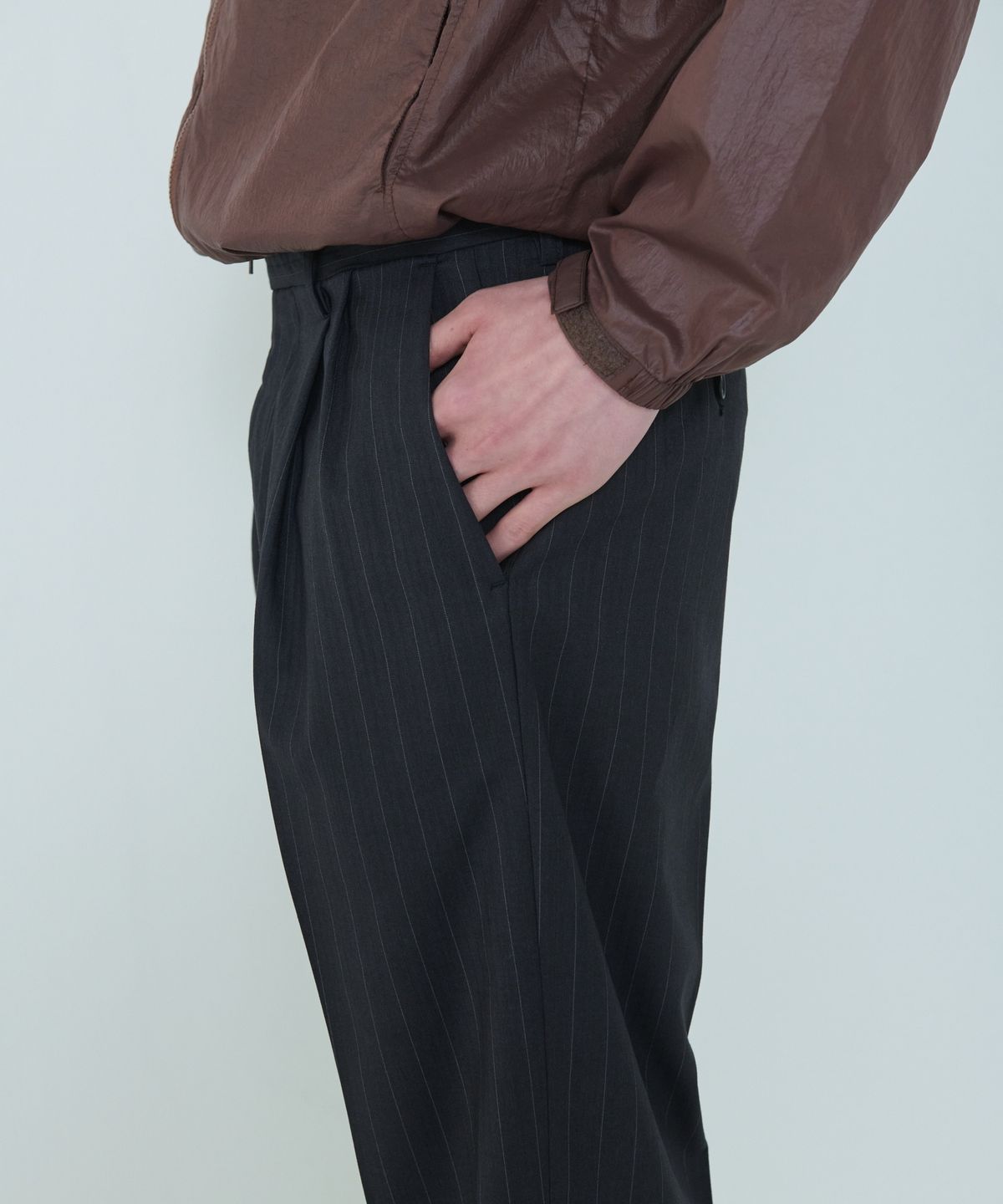 더씽인데어데어(THE THING IN THEIR THERE) Fine Pinstripe Slacks Black