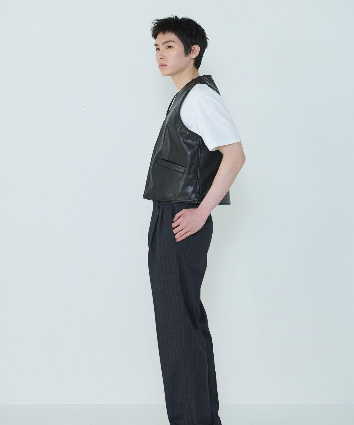 더씽인데어데어(THE THING IN THEIR THERE) Fine Pinstripe Slacks Black