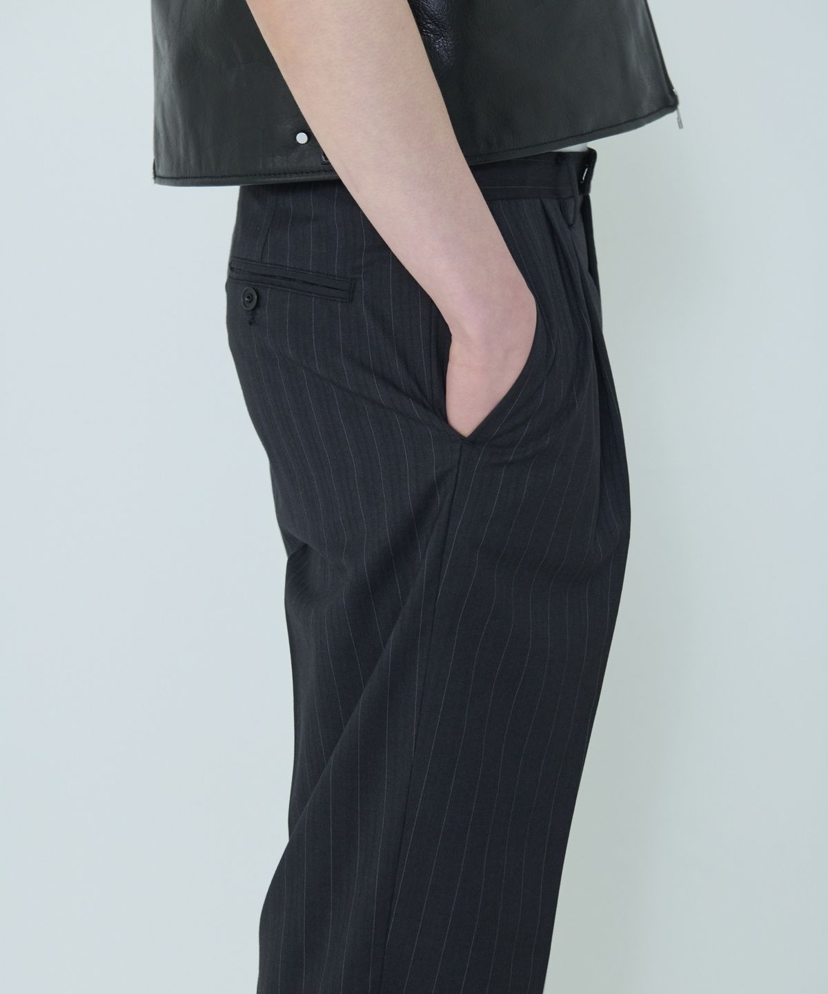 더씽인데어데어(THE THING IN THEIR THERE) Fine Pinstripe Slacks Black