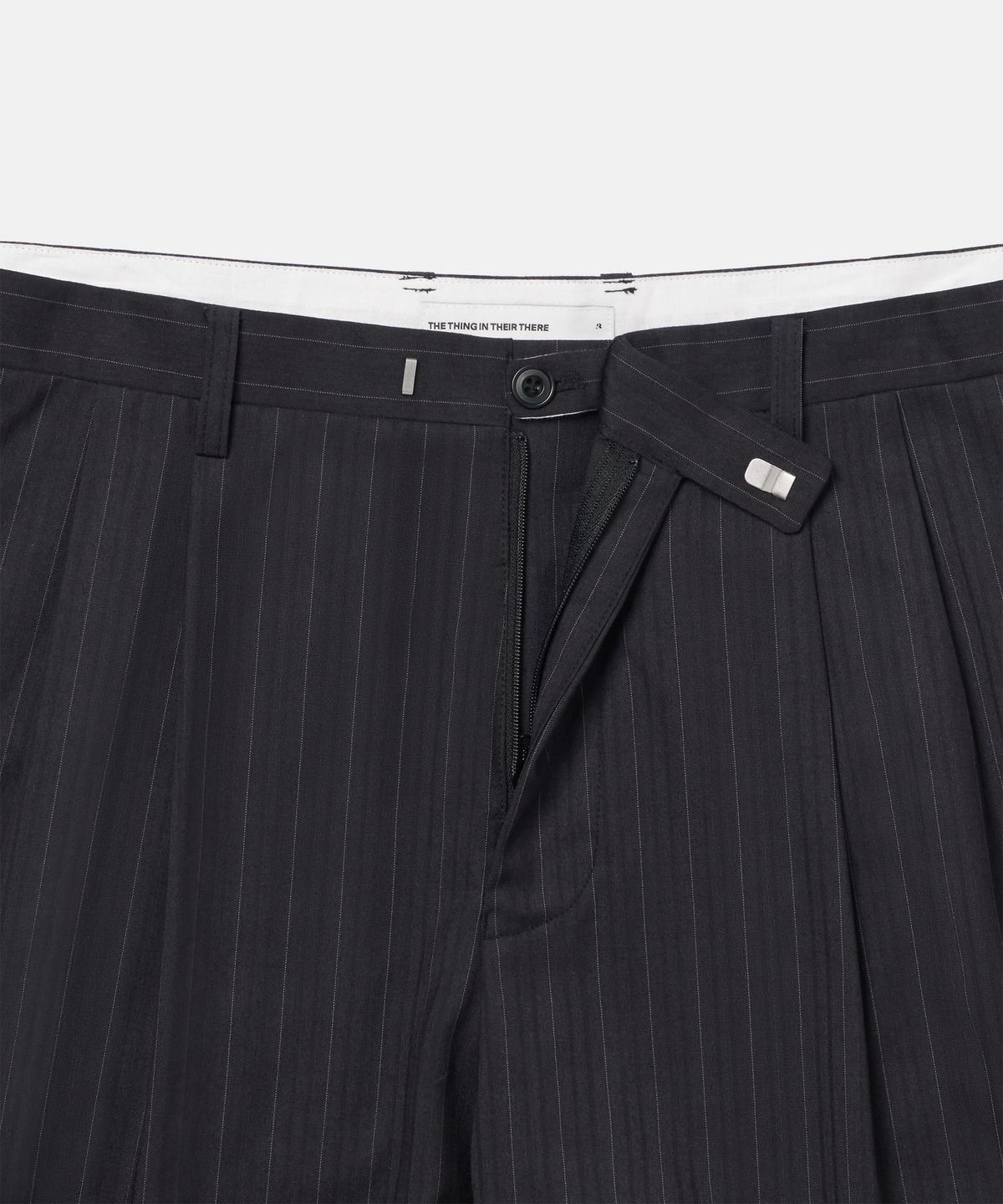 더씽인데어데어(THE THING IN THEIR THERE) Fine Pinstripe Slacks Black