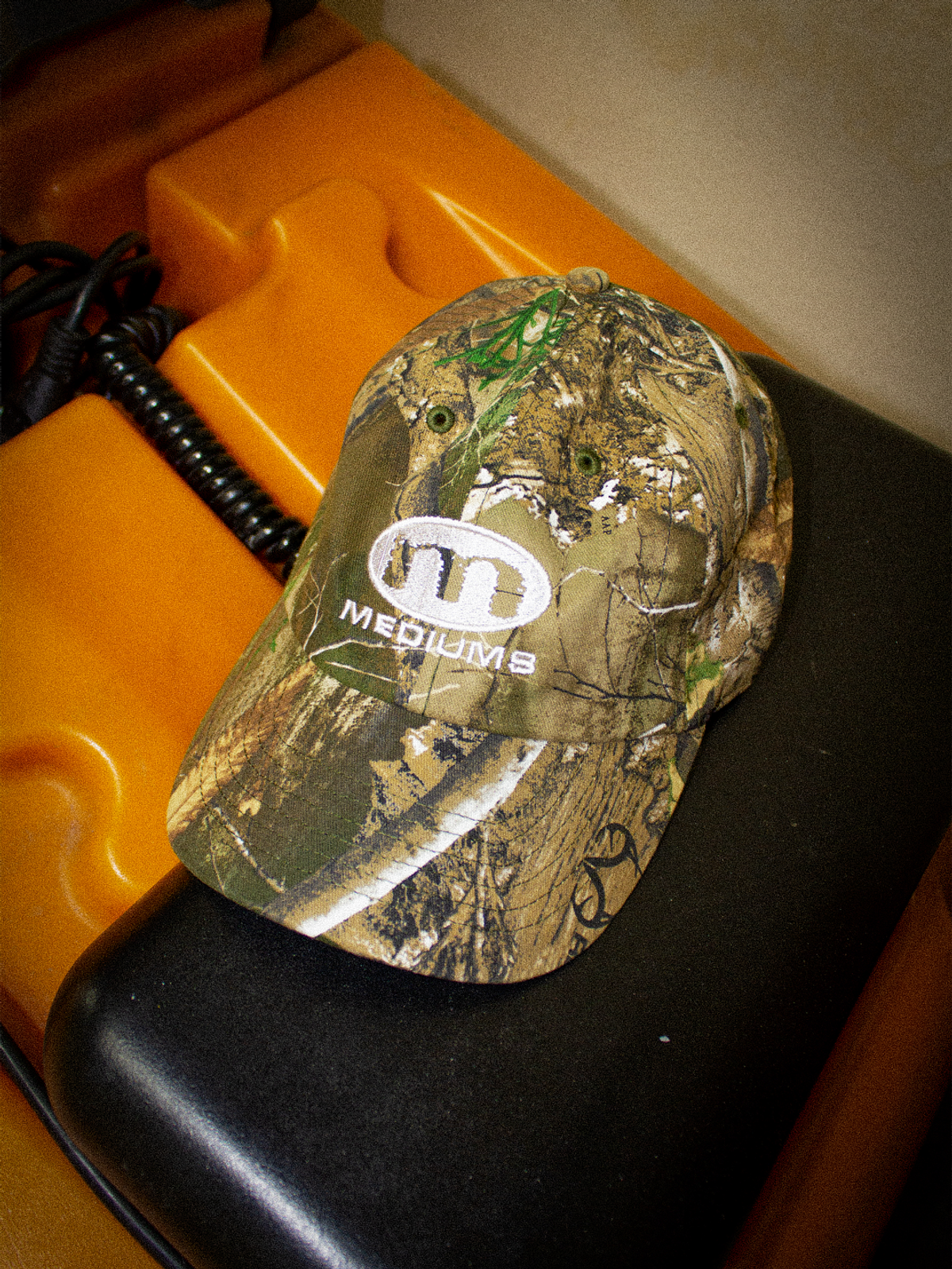 미디엄스(MEDIUMS) Tour Logo Cap - Real Tree Camo (투어 로고 캡 - 리얼트리 카모)