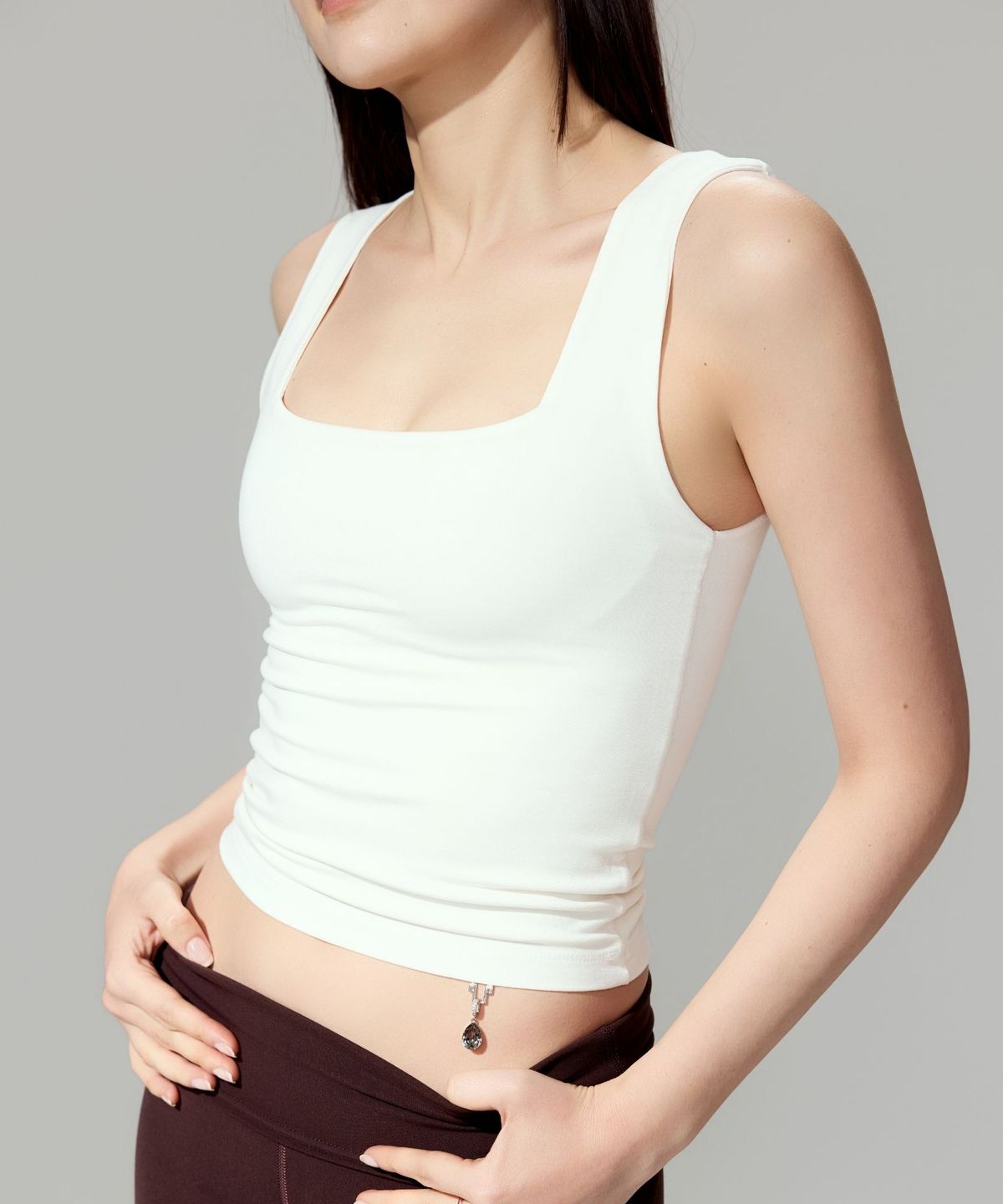 글레이라(GLEIRA) 더블 레이어드 핏 스퀘어 넥 탑 (화이트)
