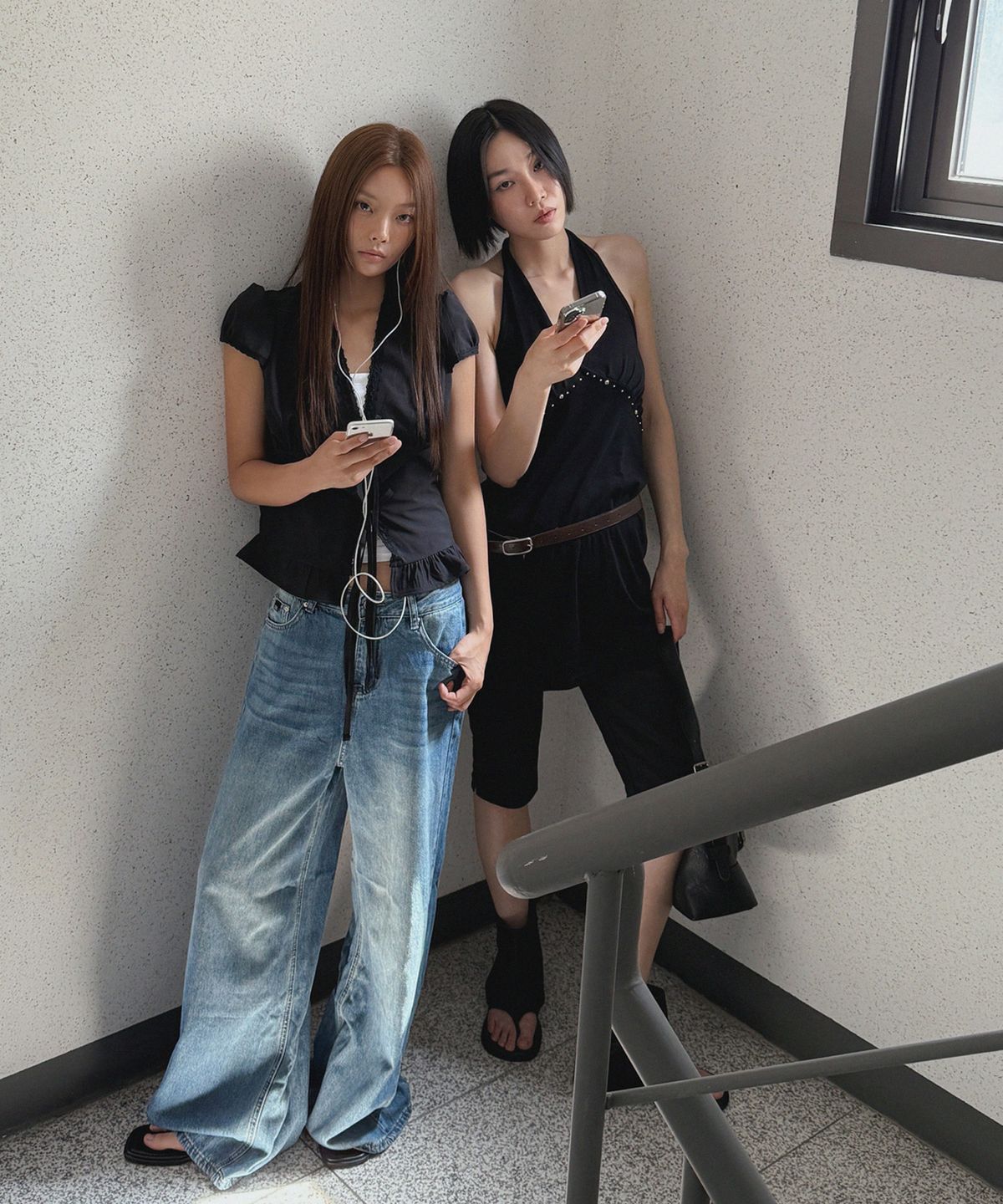 그로우하이드(GROWHIDE) 코페디 새틴 스트랩 반팔 블라우스_블랙