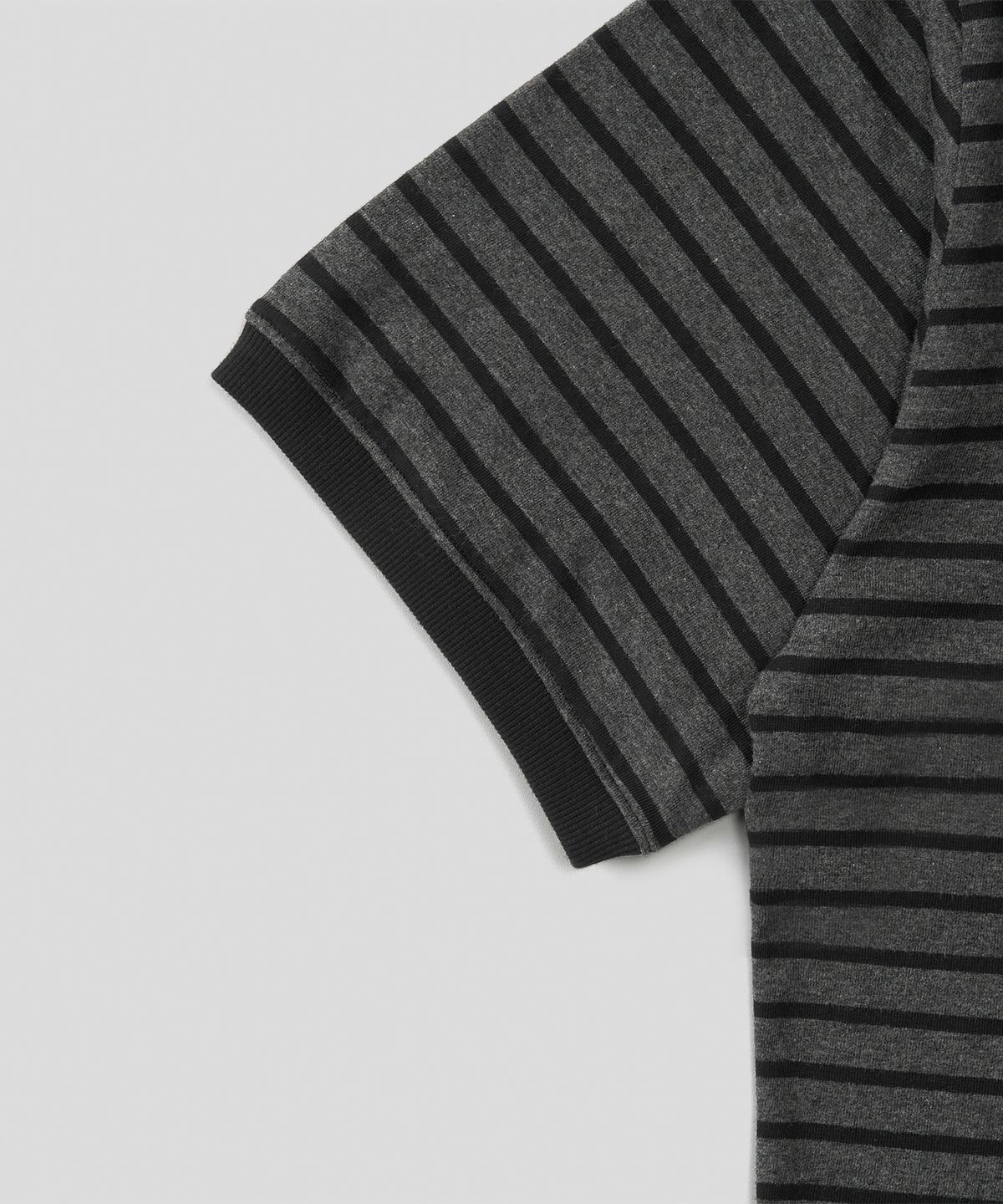 엑스컨테이너(EXCONTAINER) [크롭] 리브드 스트라이프 하프 링거 티셔츠 (CHARCOAL GREY)