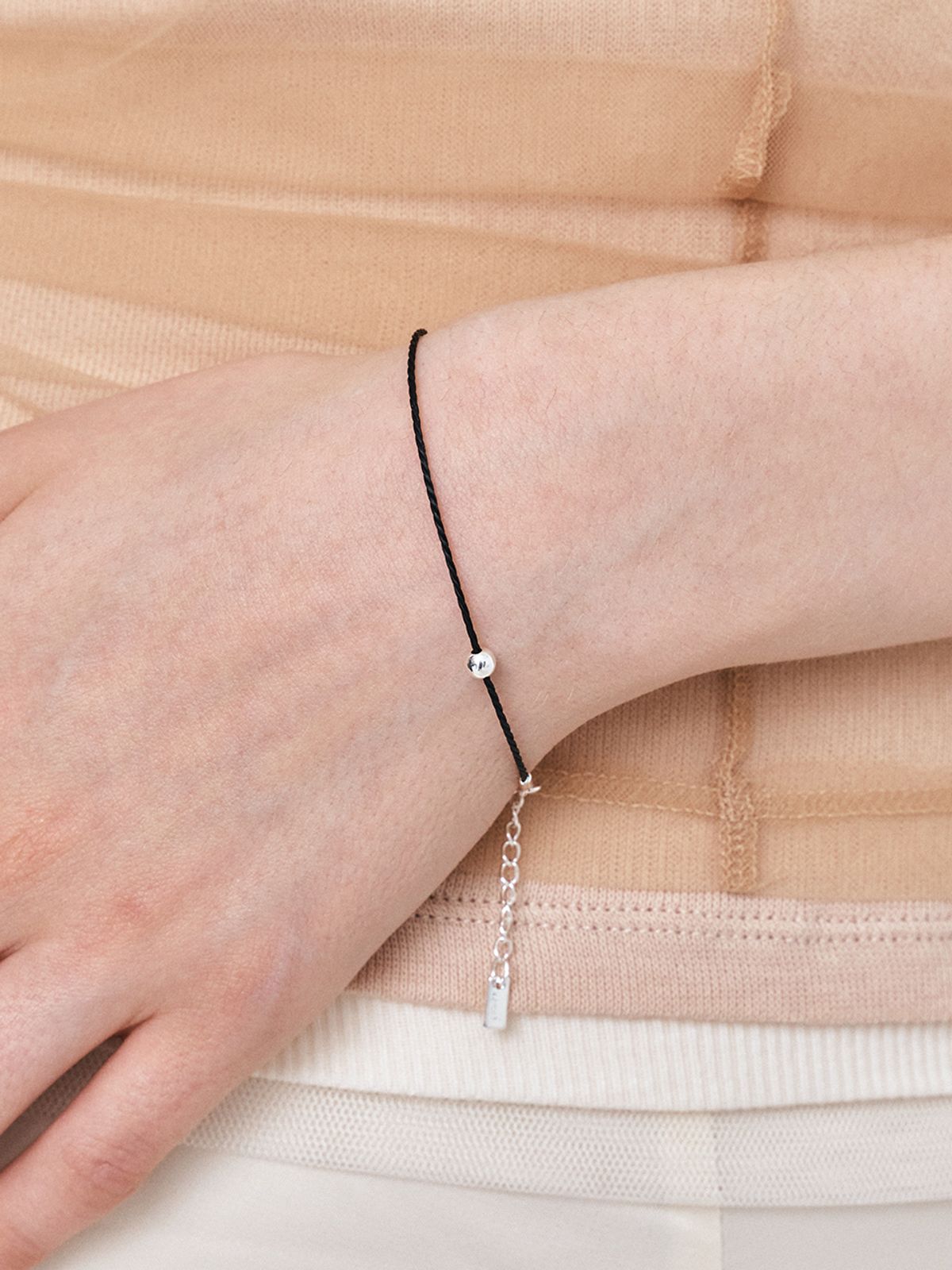 헤이(HEI) silver ball color string bracelet (Ivory/Black/Red)