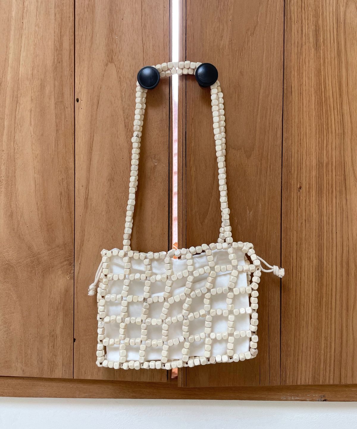 쓰로우(THROW) 우드 비즈 백 (2 Colors)