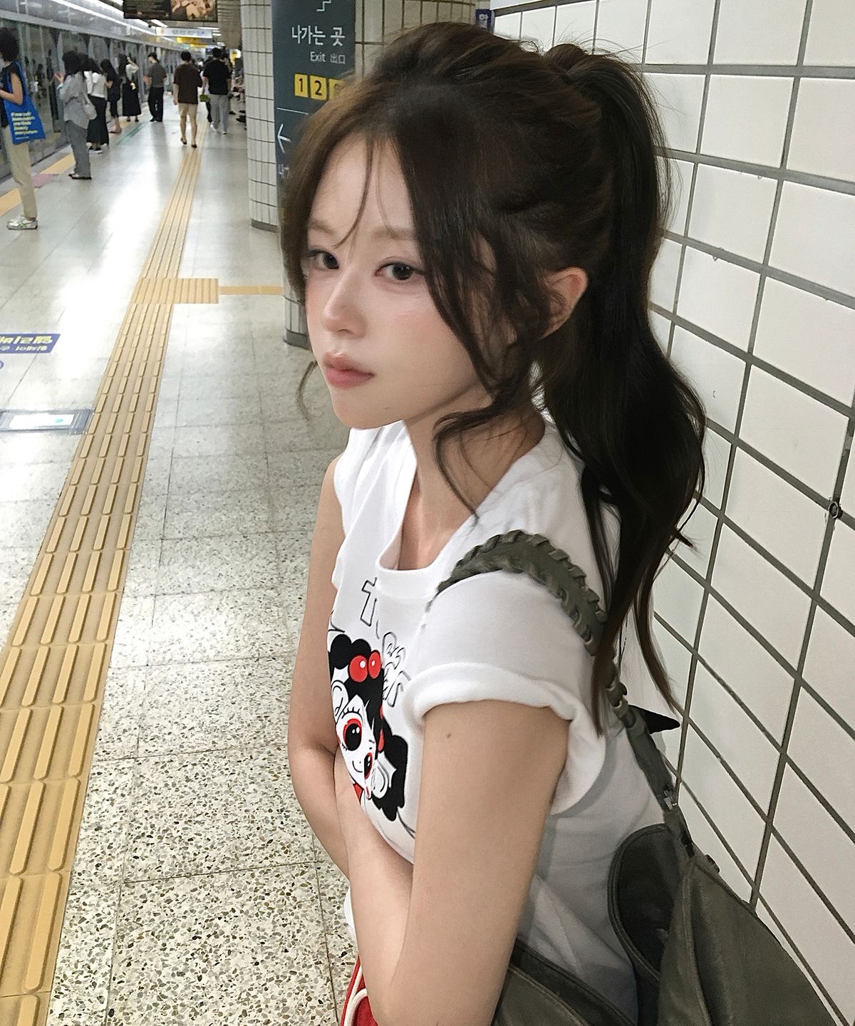 탄산마그네슘(TANSANMAGNESIUM) 안녕자두야X탄산 Super 자두 티셔츠 (화이트/레드)
