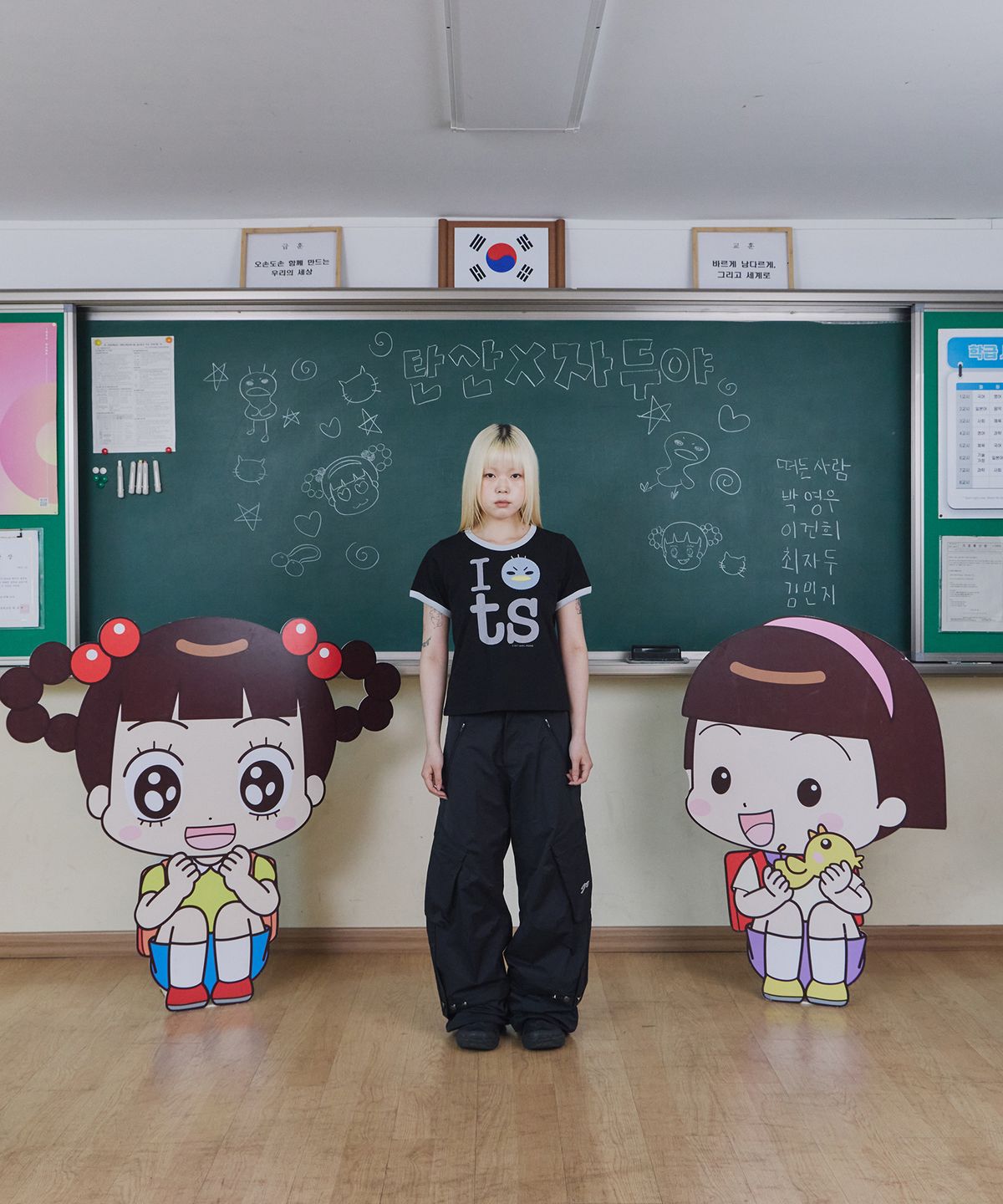 탄산마그네슘(TANSANMAGNESIUM) 안녕자두야X탄산 꼬꼬 링거 티셔츠 (블랙)