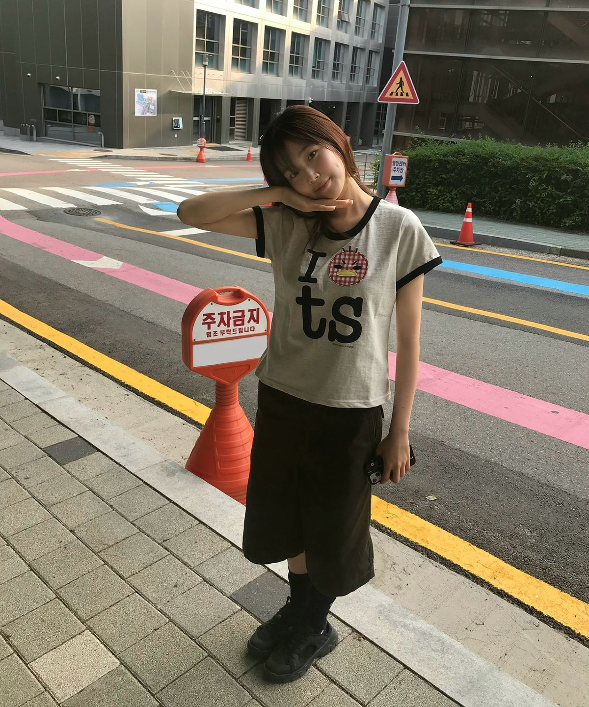 탄산마그네슘(TANSANMAGNESIUM) 안녕자두야X탄산 꼬꼬 링거 티셔츠 (아이보리)