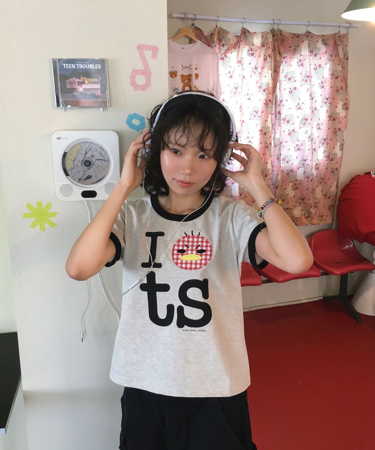 탄산마그네슘(TANSANMAGNESIUM) 안녕자두야X탄산 꼬꼬 링거 티셔츠 (아이보리)