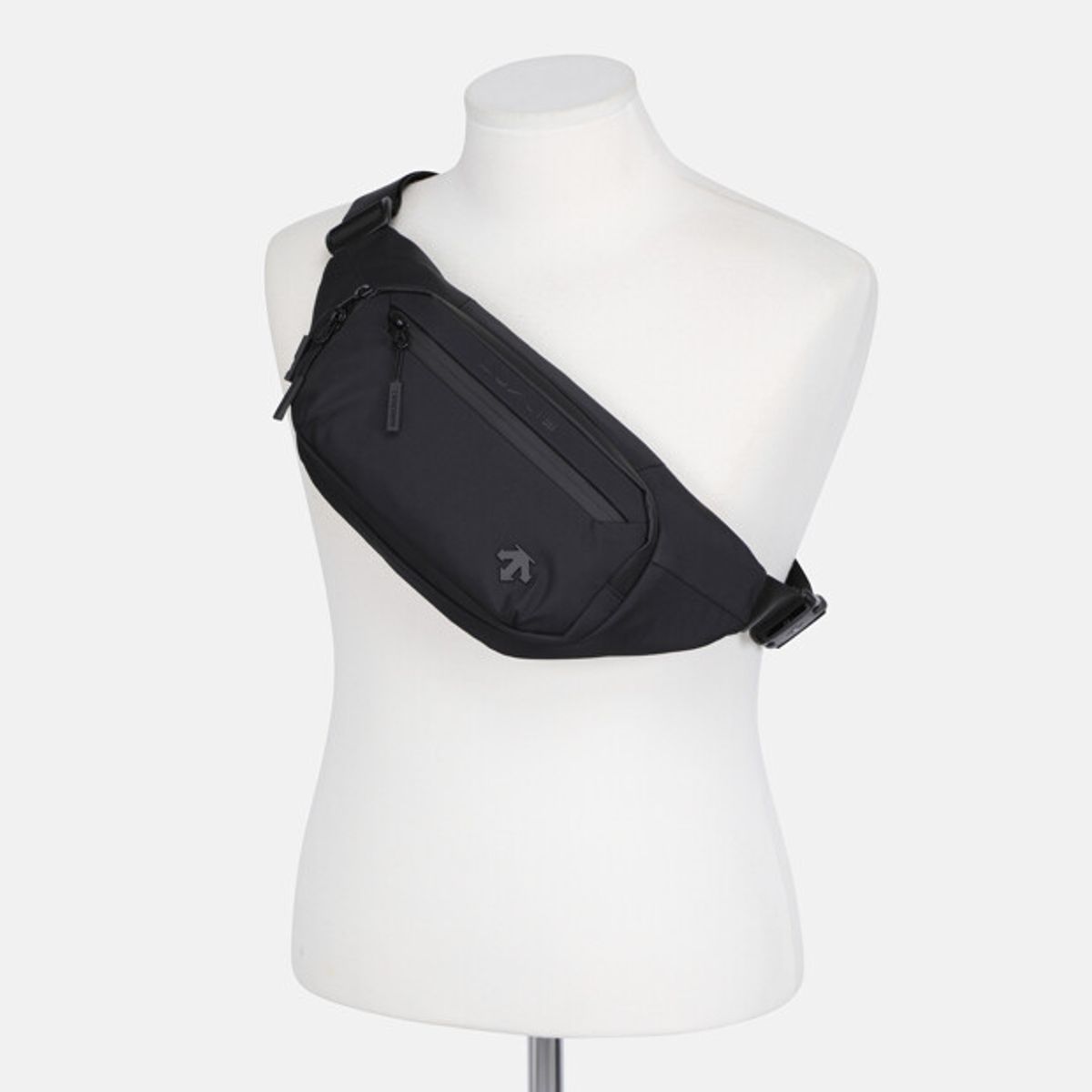데상트(DESCENTE) 트래블 스몰 힙색 블랙 SR323DBG7Z
