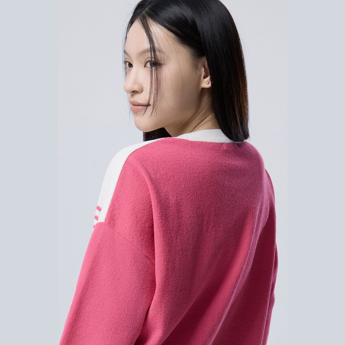 베네통(BENETTON) 리본 크로와상 배색 니트_BAKP09611PK