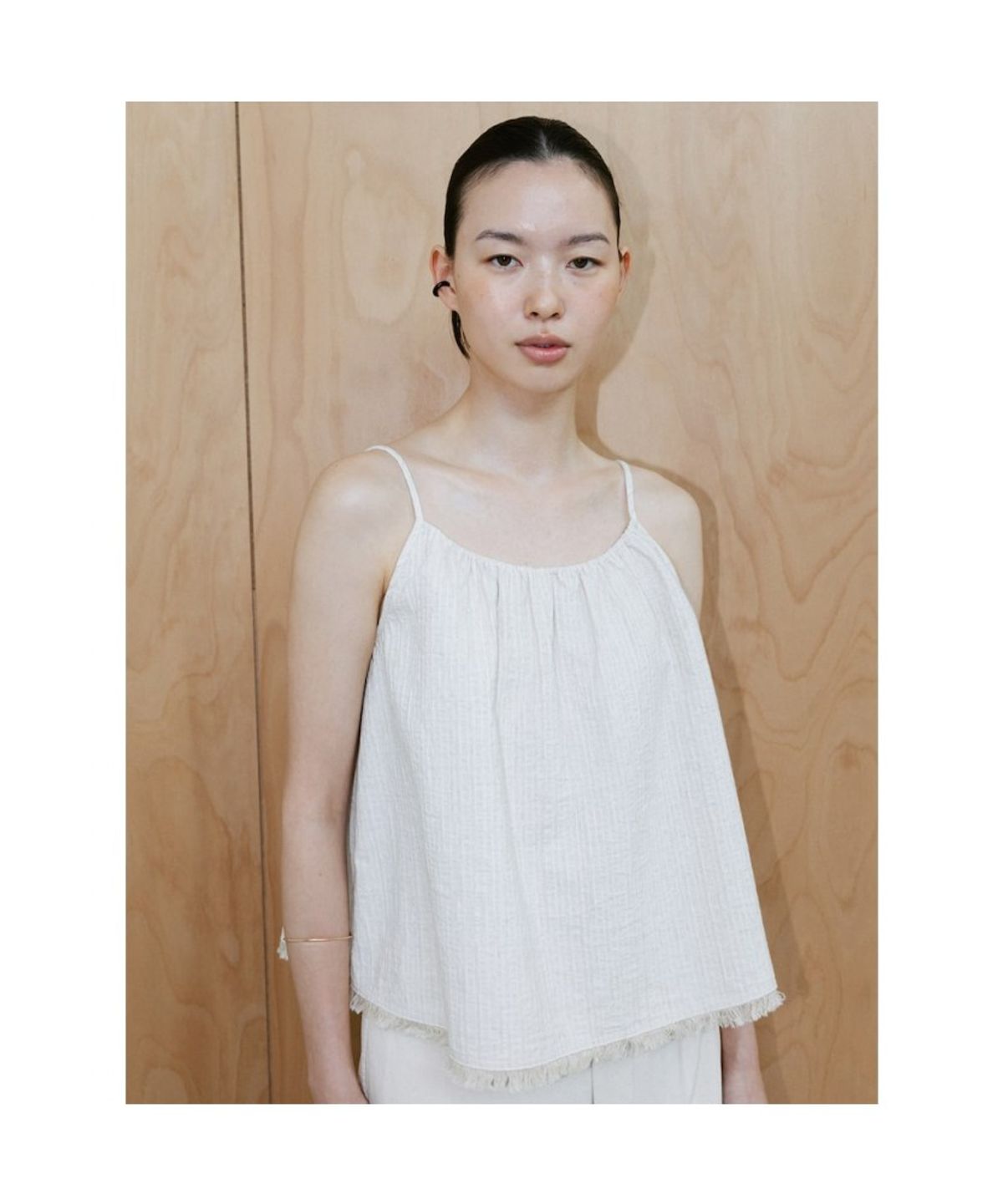 디애퍼처(THE APERTURE) Abbey Slveeless Top  Ivory (TA6465A030)