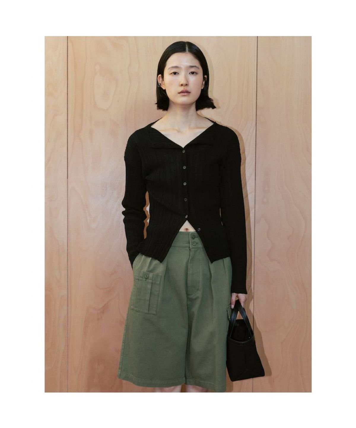 디애퍼처(THE APERTURE) Ohu Pleated Knit Cardigan  Black (TA645AA045)