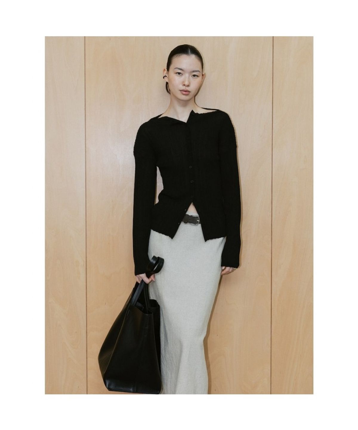 디애퍼처(THE APERTURE) Ohu Pleated Knit Cardigan  Black (TA645AA045)