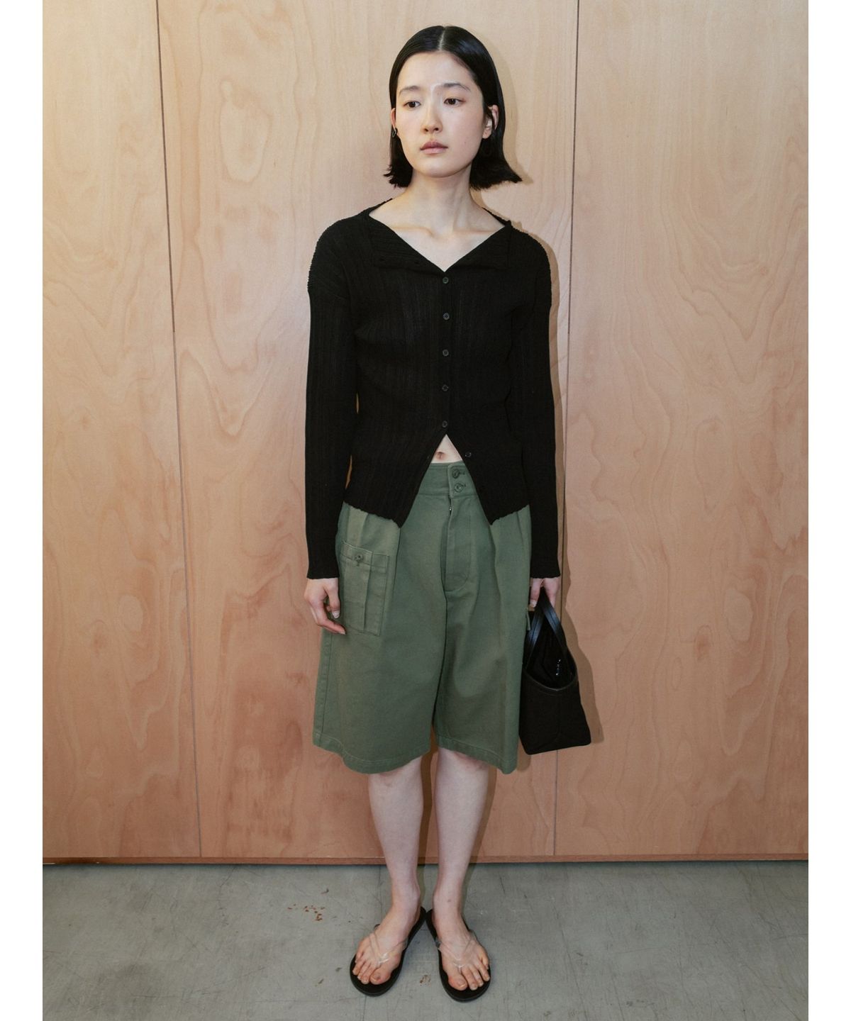 디애퍼처(THE APERTURE) Ohu Pleated Knit Cardigan  Black (TA645AA045)