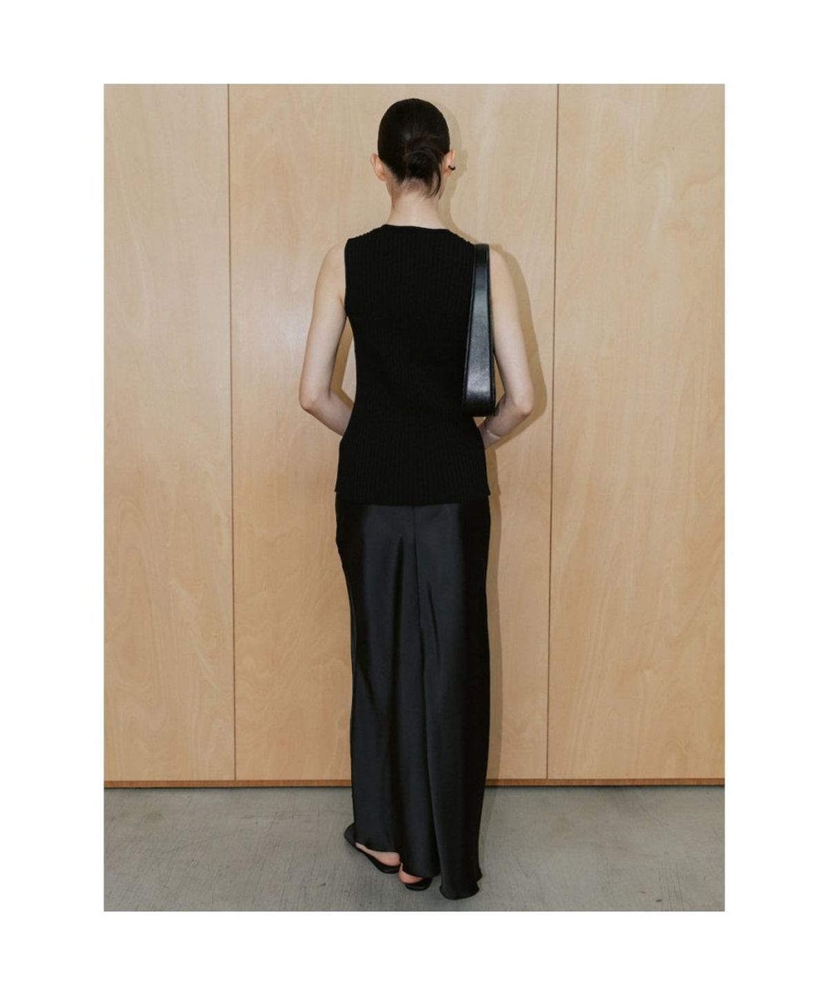 디애퍼처(THE APERTURE) Delia Sleeveless Top  Black (TA6451A105)