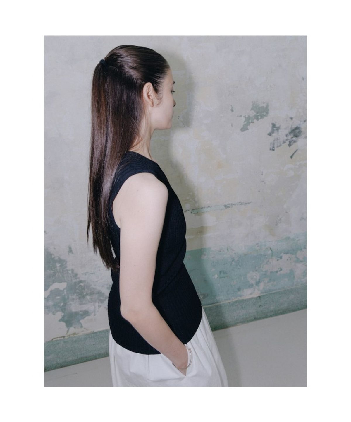 디애퍼처(THE APERTURE) Delia Sleeveless Top  Black (TA6451A105)