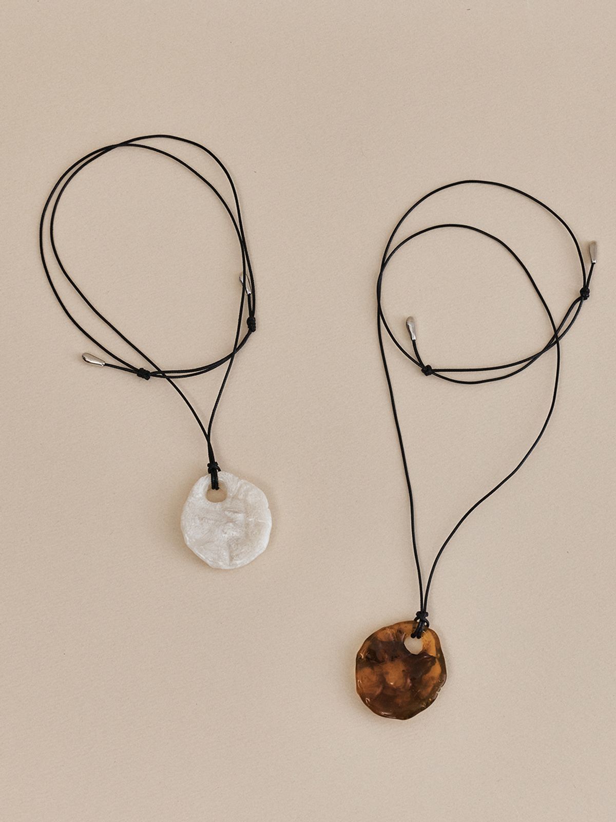 헤이(HEI) formica pendant string necklace