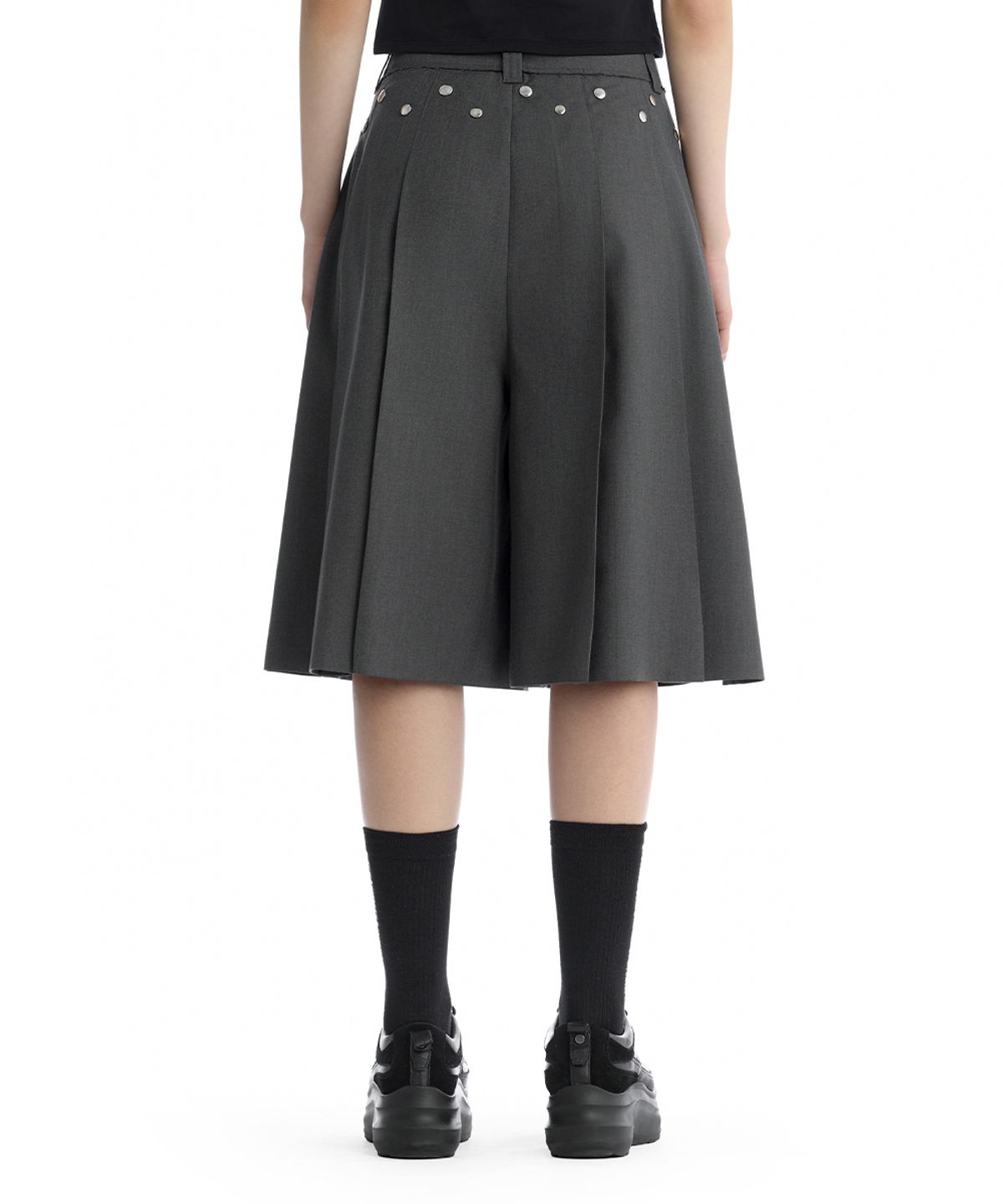 트리밍버드(TREEMINGBIRD) Rivet Detail Pleated Shorts [ Charcoal ]