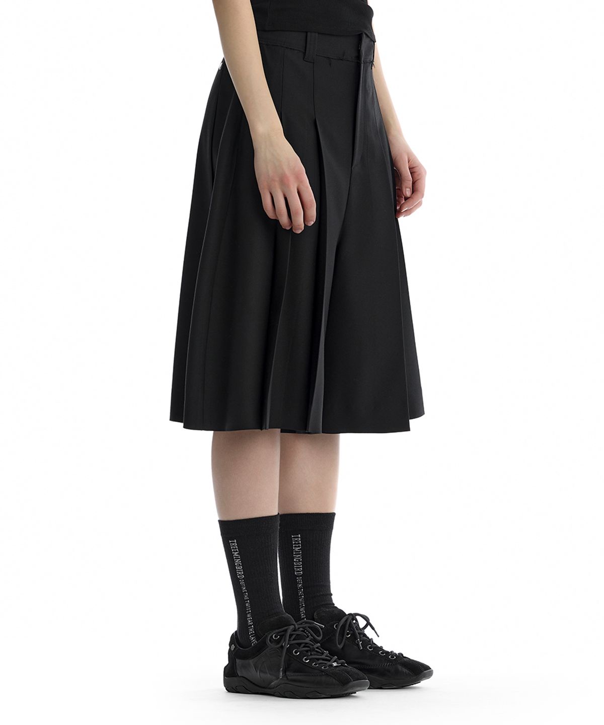 트리밍버드(TREEMINGBIRD) Rivet Detail Pleated Shorts [ Black ]