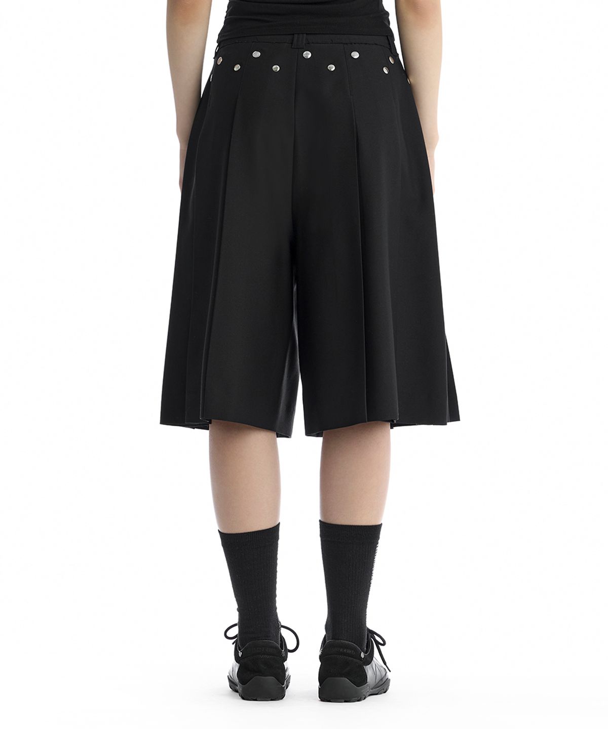 트리밍버드(TREEMINGBIRD) Rivet Detail Pleated Shorts [ Black ]