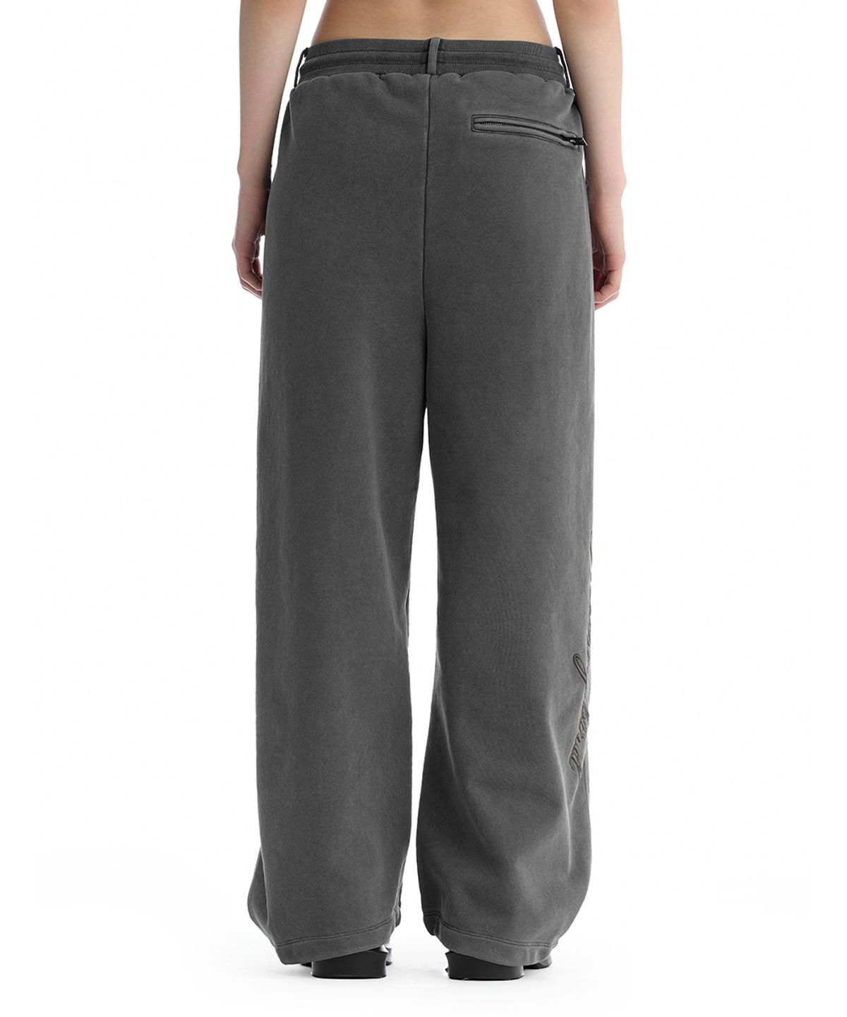 트리밍버드(TREEMINGBIRD) Embroidered Logo Curved Sweatpants [ Charcoal ]