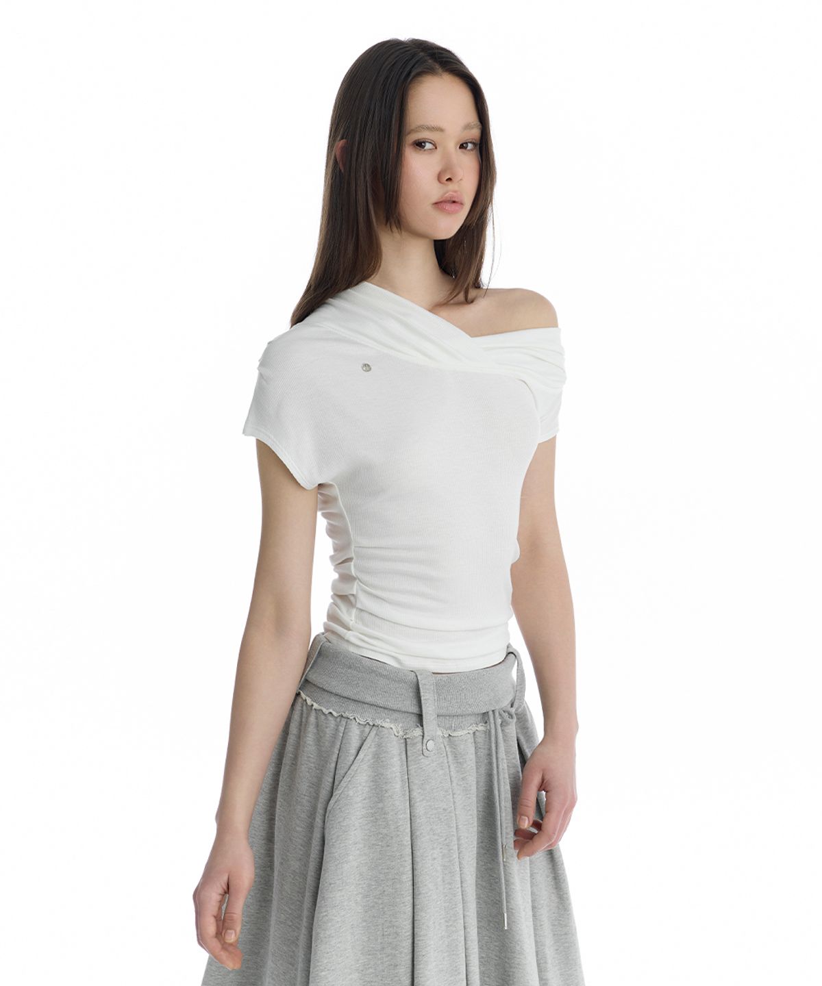 트리밍버드(TREEMINGBIRD) Asymmetric Draped Off-Shoulder Top [ White ]