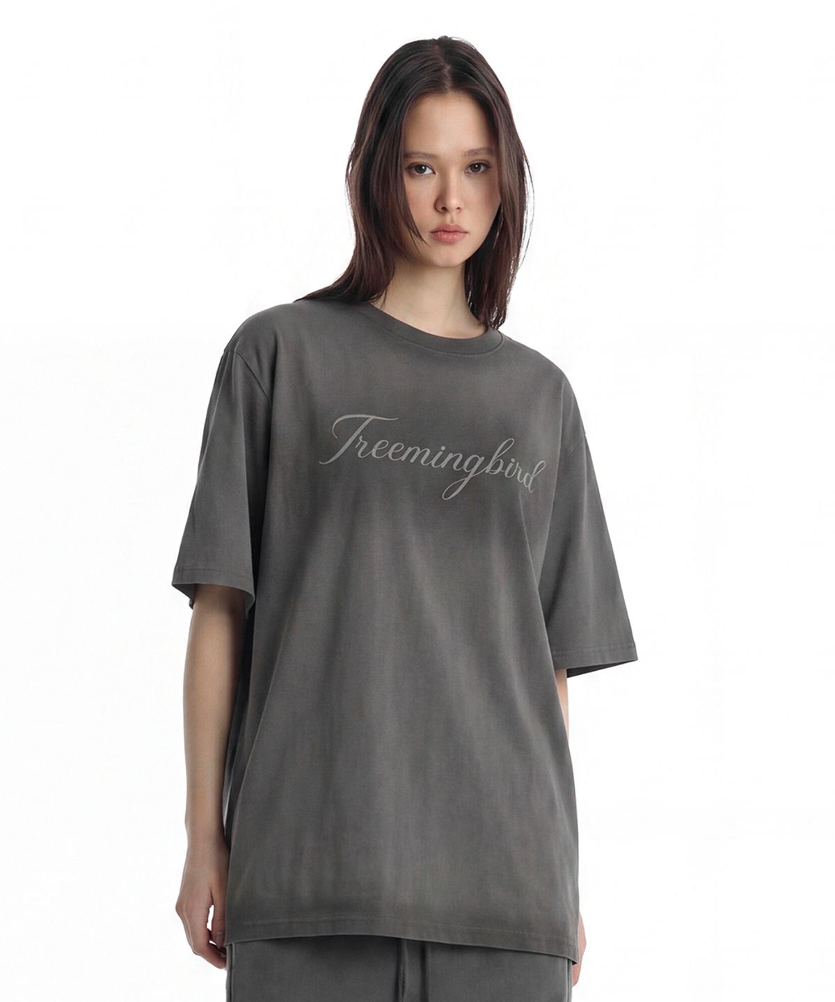 트리밍버드(TREEMINGBIRD) Vintage Brushed Script Logo T-Shirt [ Charcoal ]