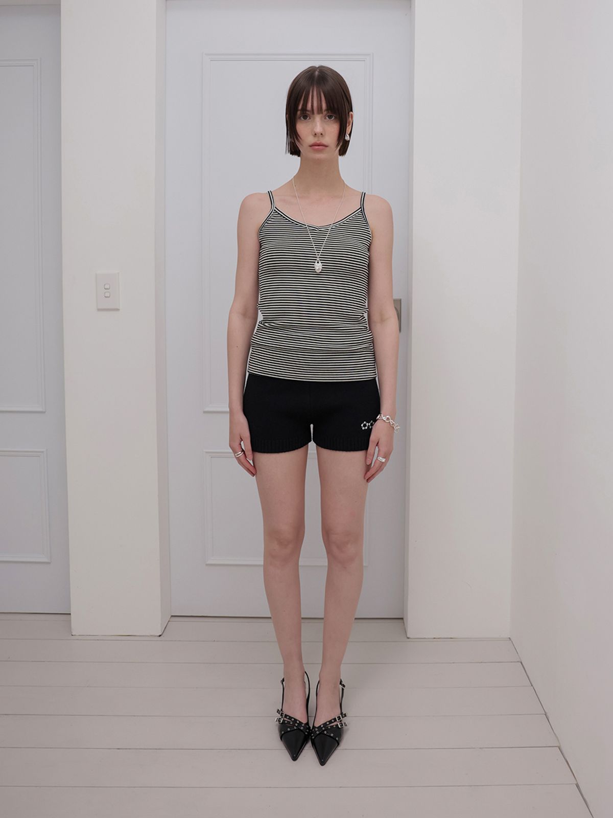 민더리(MEENDERI) BASIC STRIPE SLEEVELESS - BLACK