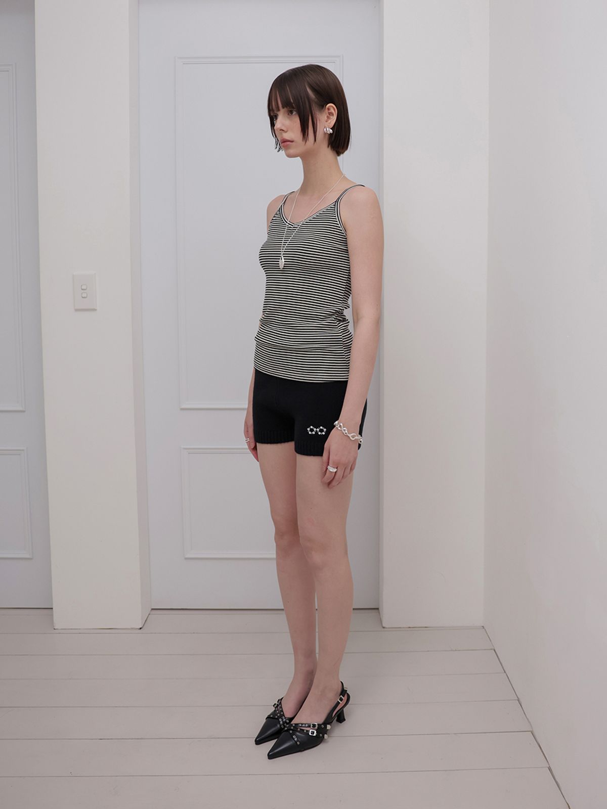 민더리(MEENDERI) BASIC STRIPE SLEEVELESS - BLACK