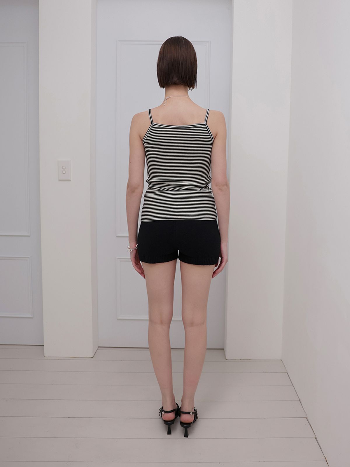 민더리(MEENDERI) BASIC STRIPE SLEEVELESS - BLACK