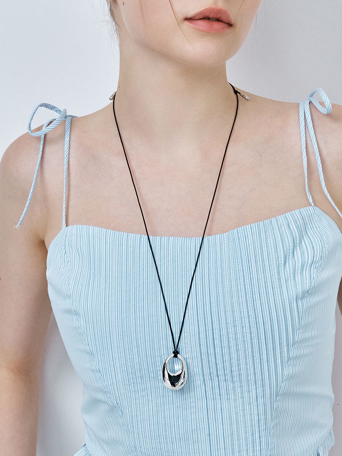 헤이(HEI) metal bottle cap pendant string necklace