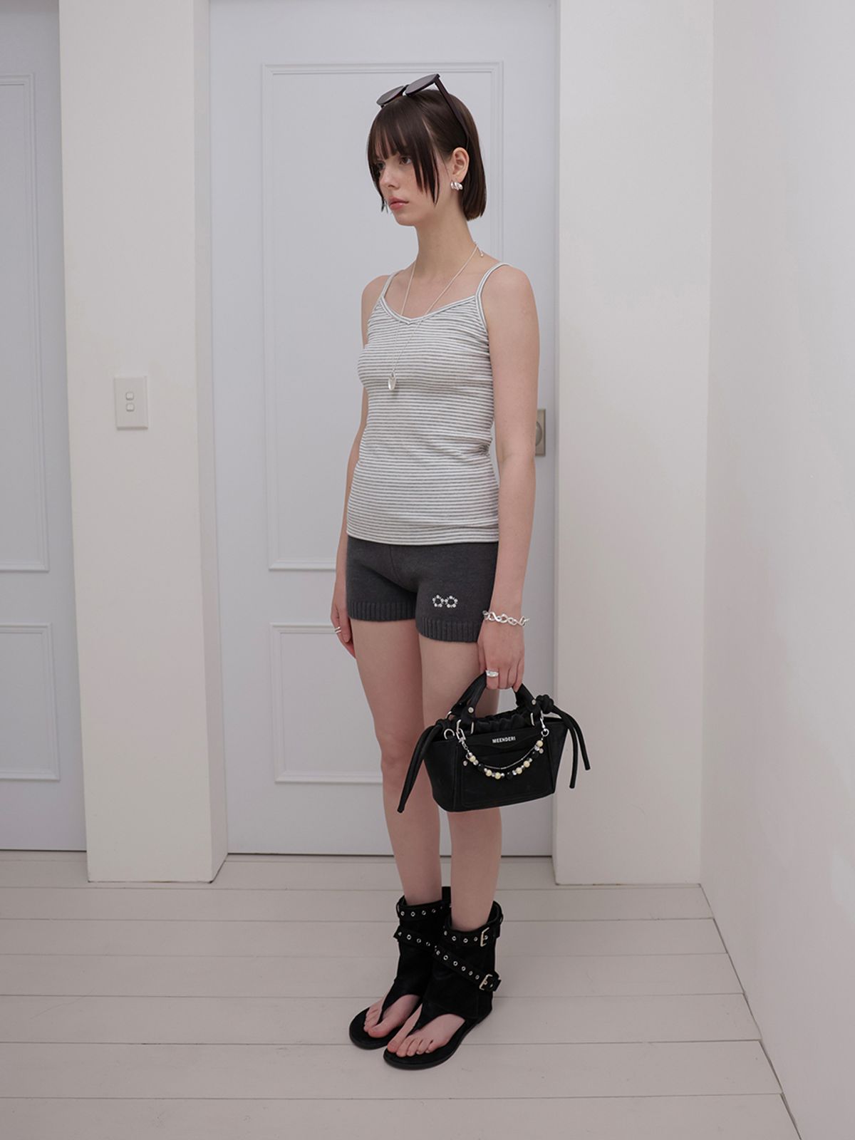 민더리(MEENDERI) BASIC STRIPE SLEEVELESS - WHITE