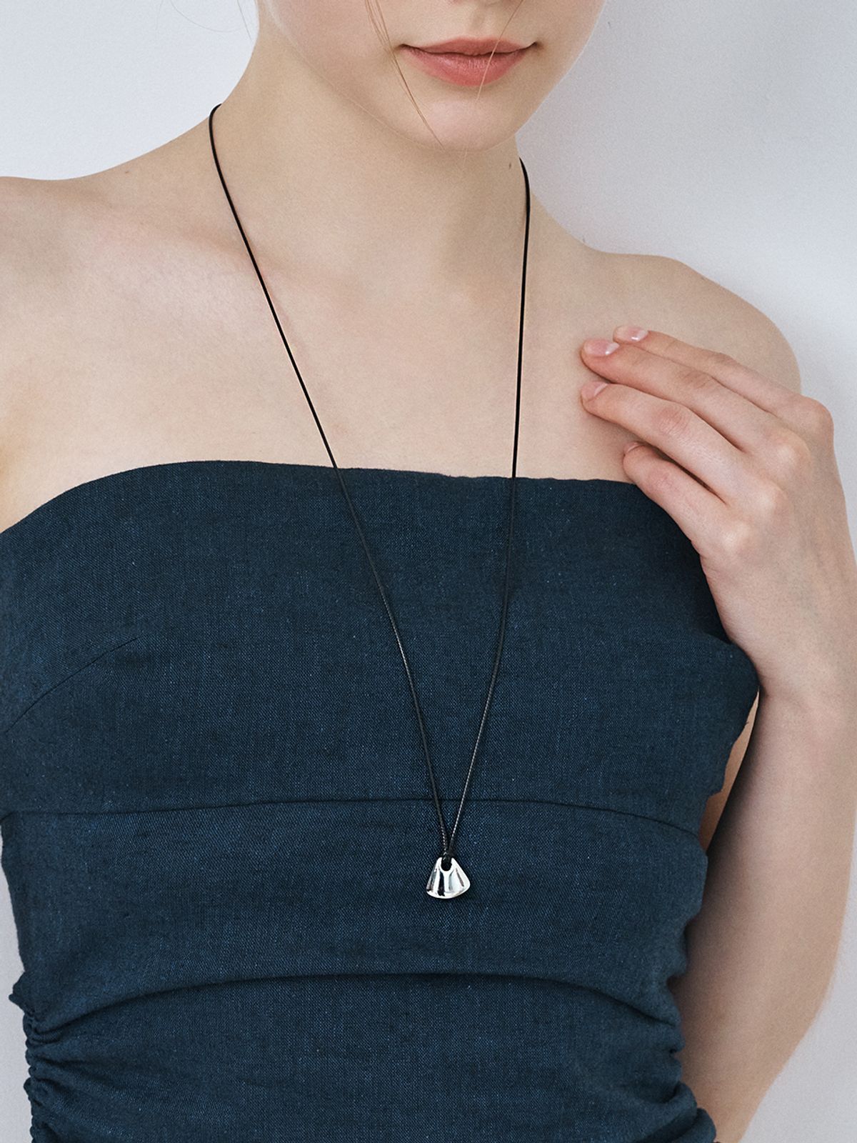헤이(HEI) metal shape pendant string necklace (Oval/Triangle)